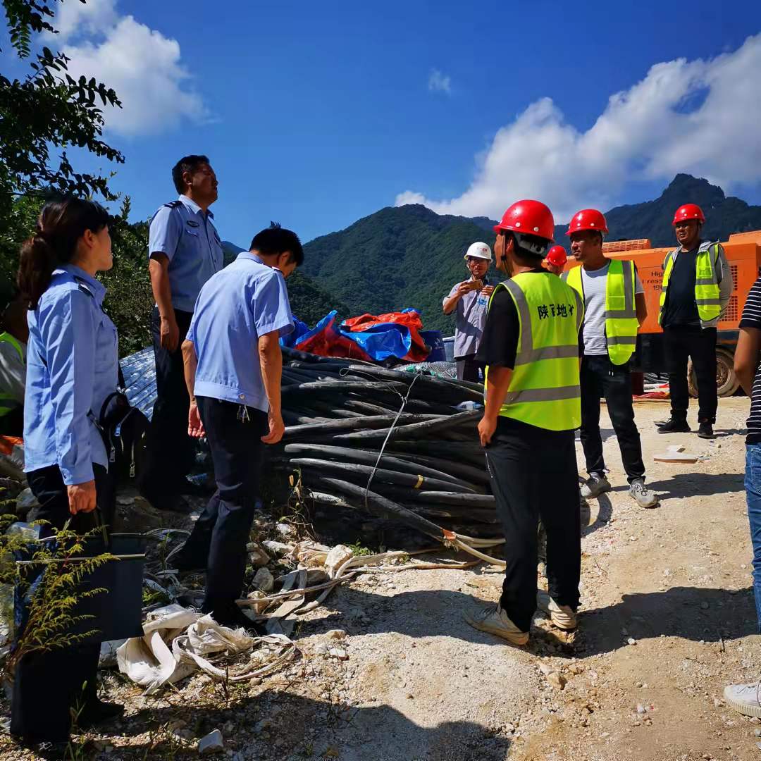 佛坪公安民警開展執(zhí)法檢查.jpg